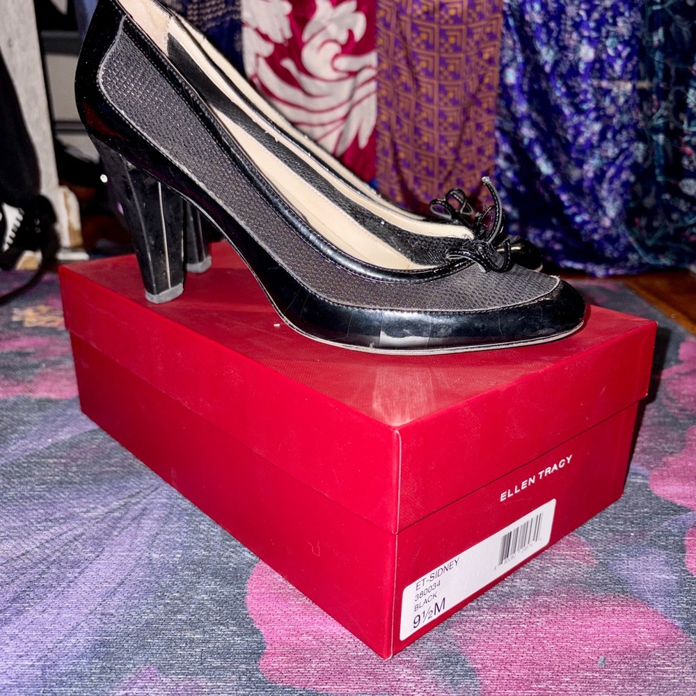 Ellen Tracy Glossy Black Heels with Bow Accent